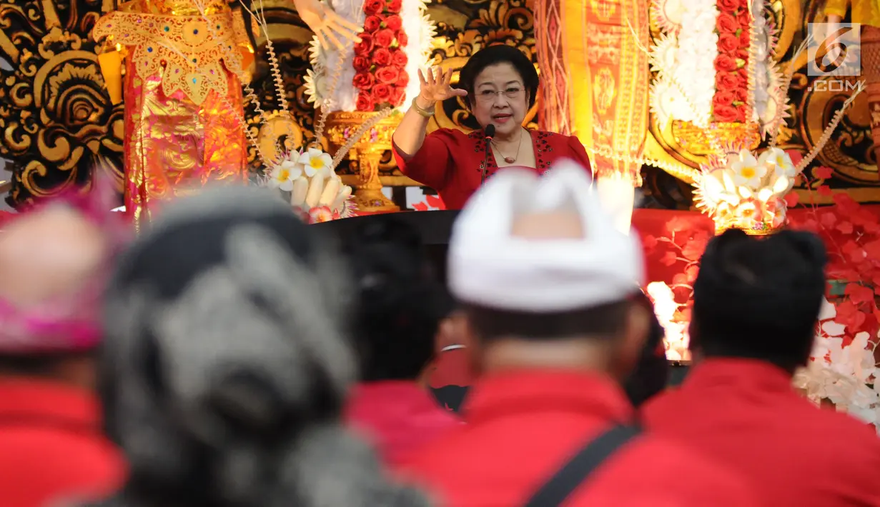 Ketua Umum PDIP, Megawati Soekarno Putri memberi arahan saat rapat koordinasi penetapan Cagub dan Cawagub Bali di Jakarta, Sabtu (11/11). PDIP mengusung I Wayan Koster dan Tjokorda Oka Arthadan di Pilgub Bali 2018. (Liputan6.com/Helmi Fithriansyah)