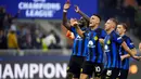 Para pemain Inter Milan melakukan selebrasi usai menaklukkan Salzburg pada pertandingan sepak bola Grup D Liga Champions. (AP Photo/Luca Bruno)
