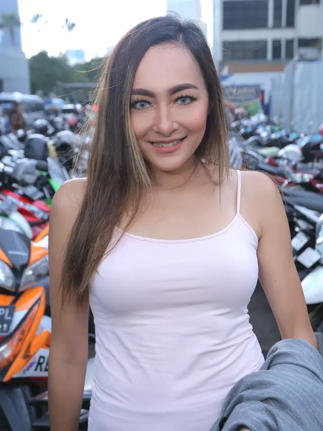 [Fimela] Dewi Rezer