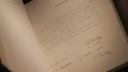 Sebuah gambar menunjukkan salah satu dari lima salinan tesis fisikawan teoretis, Stephen Hawking di Cambridge University pada 1965 selama sesi pemotretan untuk acara pelelangan di Balai Lelang Christie, London, Selasa (30/10). (Daniel LEAL-OLIVAS/AFP)