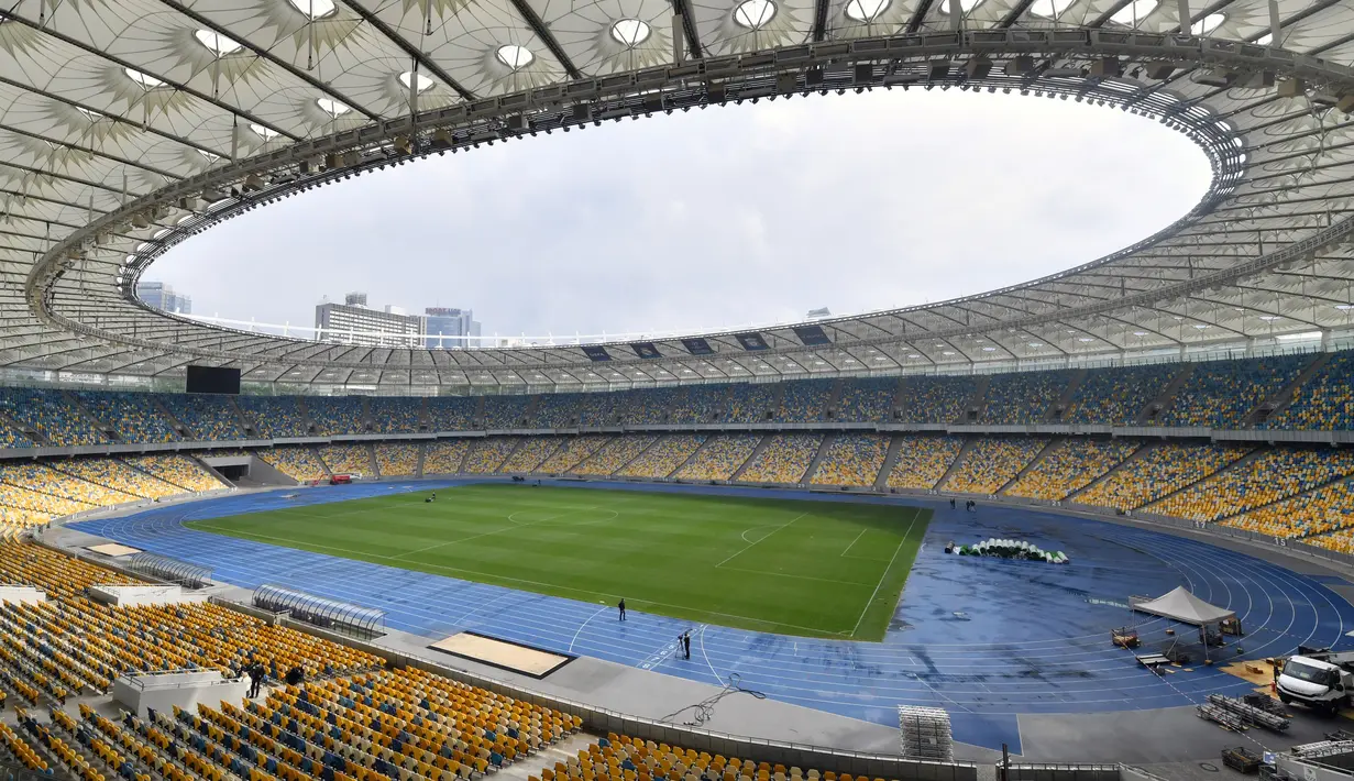 Suasana stadion NSC Olimpiyskiy yang akan menjadi tuan rumah final Liga Champions 2018 antara Real Madrid vs Liverpool, di Kiev, Senin (14/5). UEFA memilih Stadion Olimpiyskiy menjadi venue final Liga Champions pada 26 Mei mendatang. (AFP/Sergei SUPINSKY)