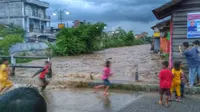 Anak-anak berlarian saat banjir bandang (Liputan6.com/Rino Abonita)