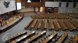 Suasana Sidang Paripurna DPR ke-12 masa persidangan I tahun 2015-2016, Senayan, Jakarta, Selasa (8/11/2015). Sidang ditunda hingga Selasa (15/12) mendatang karena hanya dihadiri oleh 144 dari 557 orang anggota. (Liputan6.com/Johan Tallo)