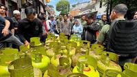 Wakil Presiden (Wapres) RI Gibran Rakabuming Raka menyambangi salah satu pangkalan gas 3 kilogram ‘Toko Merry’ yang terletak di Jalan Menteng Wadas Timur, Pasar Manggis, Jakarta Selatan, Rabu (5/02/2025). (Foto: Dokumentasi BPMI Setwapres).