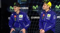 Valentino Rossi dan Maverick Vinales saat meluncurkan motor Yamaha YZR M1 yang akan dipakai pada MotoGP 2017 di Madrid, Sapnyol, Kamis (19/1/2017). (Twitter/Crash)