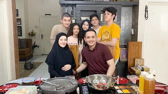 Hamil Setelah 7 Tahun Nikah, Ini 6 Potret Lyra Virna Pamer Perut Buncit