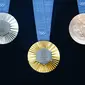 Penampakan medali Olimpiade Paris 2024 saat peresmian medali Olimpiade dan Paralimpiade untuk Olimpiade Paris 2024 yang berlangsung di Paris, Prancis, Kamis (08/02/2024). Pada masing-masing medali disematkan 18 gram logam yang diambil dari Menara Eiffel. (AFP/Dimitar Dilkoff)