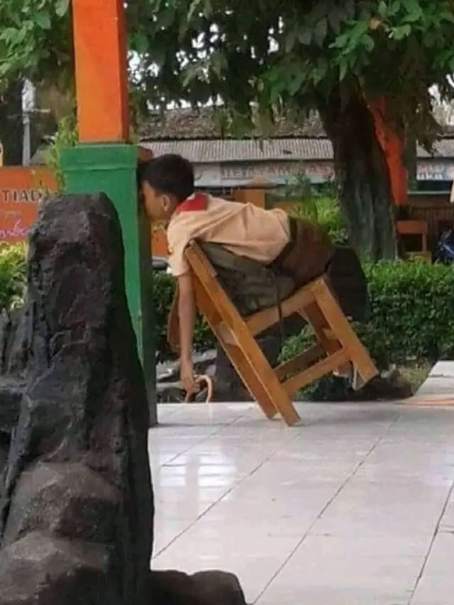 6 Tingkah Anak-Anak Rebahan di Sembarang Tempat Ini Absurd, Kocak