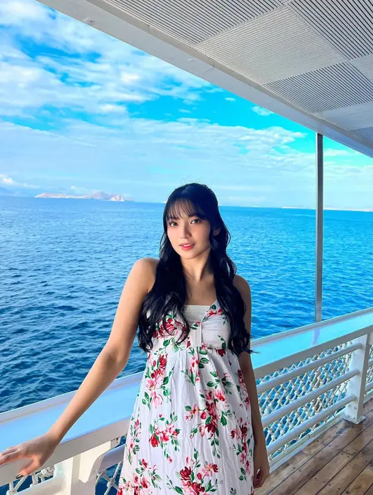 Ia tampak percaya diri berpose dengan outfitnya itu. Gracia foto di kapal dengan latar belakang yang tak kalah cantik. [Instagram.com/jkr48gracia]