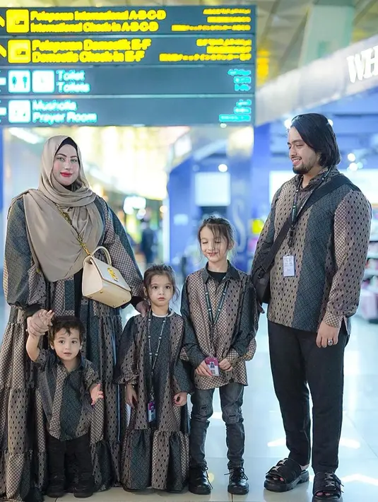 Kebersamaan Tasyi dengan suami serta ketiga anaknya ini pun tak lepas dari sorotan netizen. Pasalnya, saudara kembar Tasya Farasya ini terbilang sangat jarang mengunggah momen bersama keluarga kecilnya. (Liputan6.com/IG/@tasyiiathasyia)