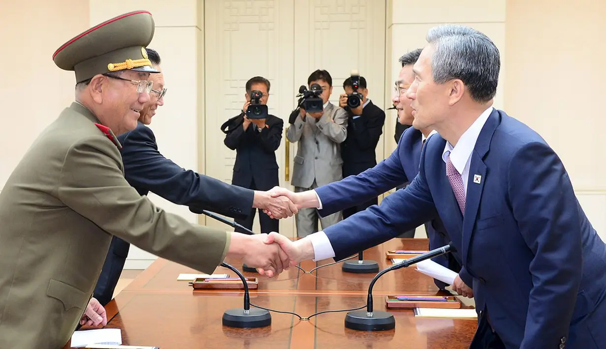 Perwakilan kedua negara saling bersalaman usai pertemuan di Istana Presiden Korsel, Selasa (25/8/2015).  Kesediaan Korut untuk minta maaf, bagian dari kesepakatan untuk meredam ketegangan di Semenanjung Korea yang telah di ambang perang. (REUTERS/Yonhap)
