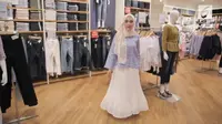 Berikut padu padan busana modest wear yang stylish dan kekinian dari koleksi Uniqlo x Hana Tajima. (Foto: vidio.com)