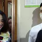 Penyanyi Dewi Perssik (kiri) dan Angga Wijaya (kanan) saat menghadiri sidang cerai perdana di Pengadilan Agama Jakarta Selatan, Senin (4/7/2022). Sidang cerai perdana antara Dewi Perssik dan Angga Wijaya ini beragendakan mediasi. (Liputan6.com/Herman Zakharia)