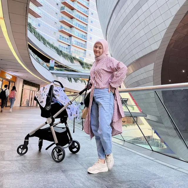 Buka Suara Bela Sang Kakak, Ini 6 Potret Anastasia Jingga Adik Gita Savitri