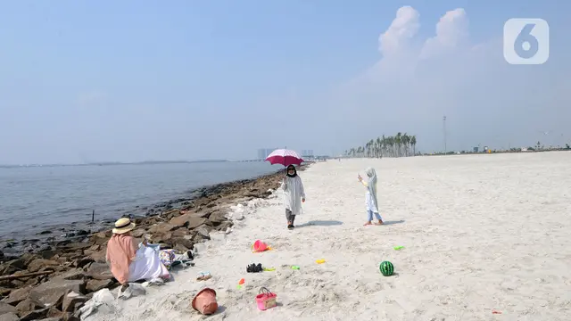 FOTO: Pesona Pasir Putih Buatan di Utara Jakarta