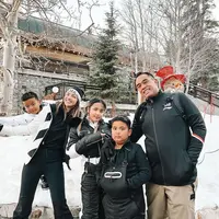 Ibu dan anak sama-sama stylish, lihat di sini gaya kompak Nia Ramadhani dan Mikhayla. @ramadhaniabakrie.