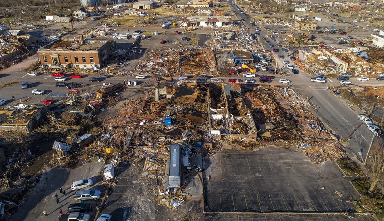 Sejumlah bangunan hancur setelah diterjang tornado di Mayfield, Kentucky, Amerika Serikat, 11 Desember 2021. Menurut Presiden AS Joe Biden, tornado ini kemungkinan menjadi salah satu tornado terbesar dalam sejarah AS. (Ryan C. Hermens/Lexington Herald-Leader via AP)
