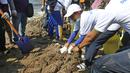 Menteri Kelautan dan Perikanan Susi Pudjiastuti memunguti sampah di Pantai Timur Ancol, Jakarta, Minggu (18/8/2019). Dalam rangka HUT ke-74 RI, Pandu Laut Nusantara bersama KKP dan Yayasan Econusa akan menggelar Gerakan Menghadap Laut 2.0. (Liputan6.com/Herman Zakharia)