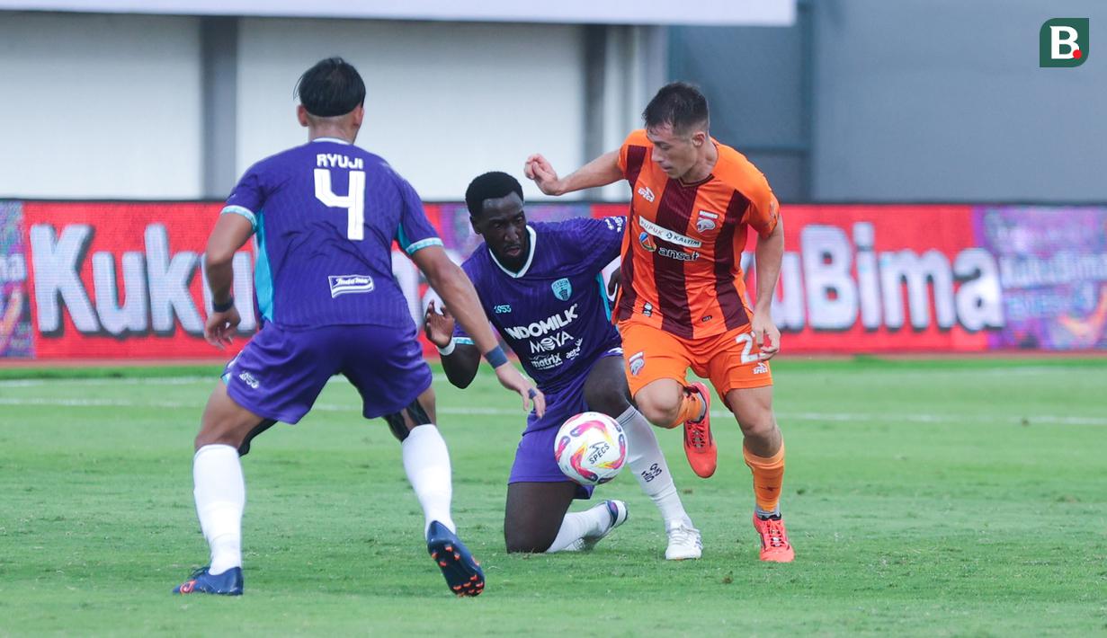 Pemain Borneo FC, Mariano Peralta, berusaha melewati pemain Persita Tangerang pada laga pekan ke-24 BRI Liga 1 2024-2025 di Stadion Indomilk Arena, Tangerang, Sabtu (22/2/2025). (Bola.com/M Iqbal Ichsan)