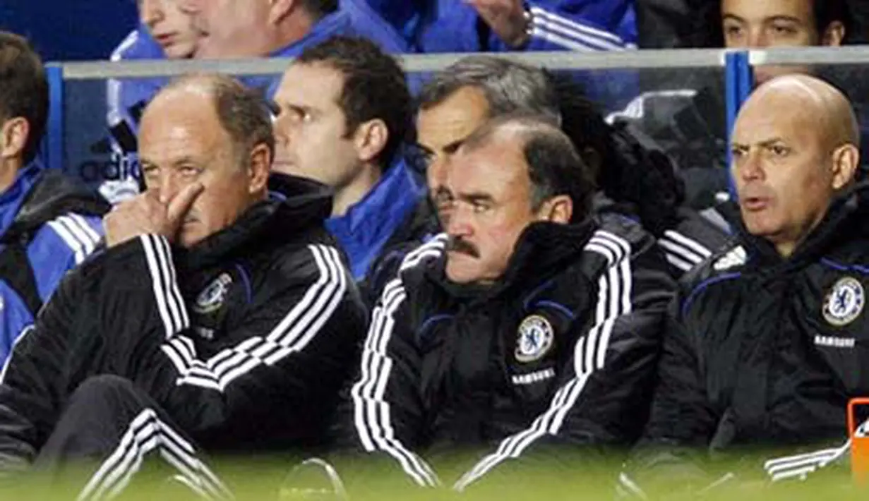 Chelsea's Brazilian manager Luiz Felipe Scolari (L) watches the Premier League match against Arsenal at Stamford Bridge, London, on November 30, 2008. AFP PHOTO / Glyn Kirk