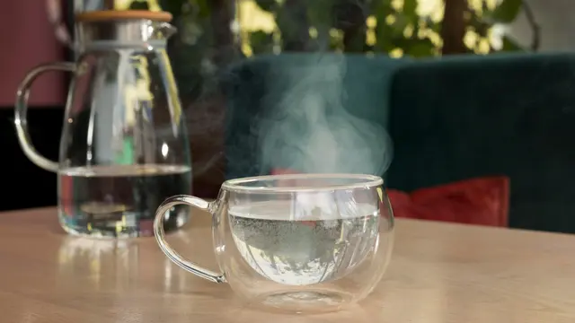 Ilustrasi air putih panas, hangat