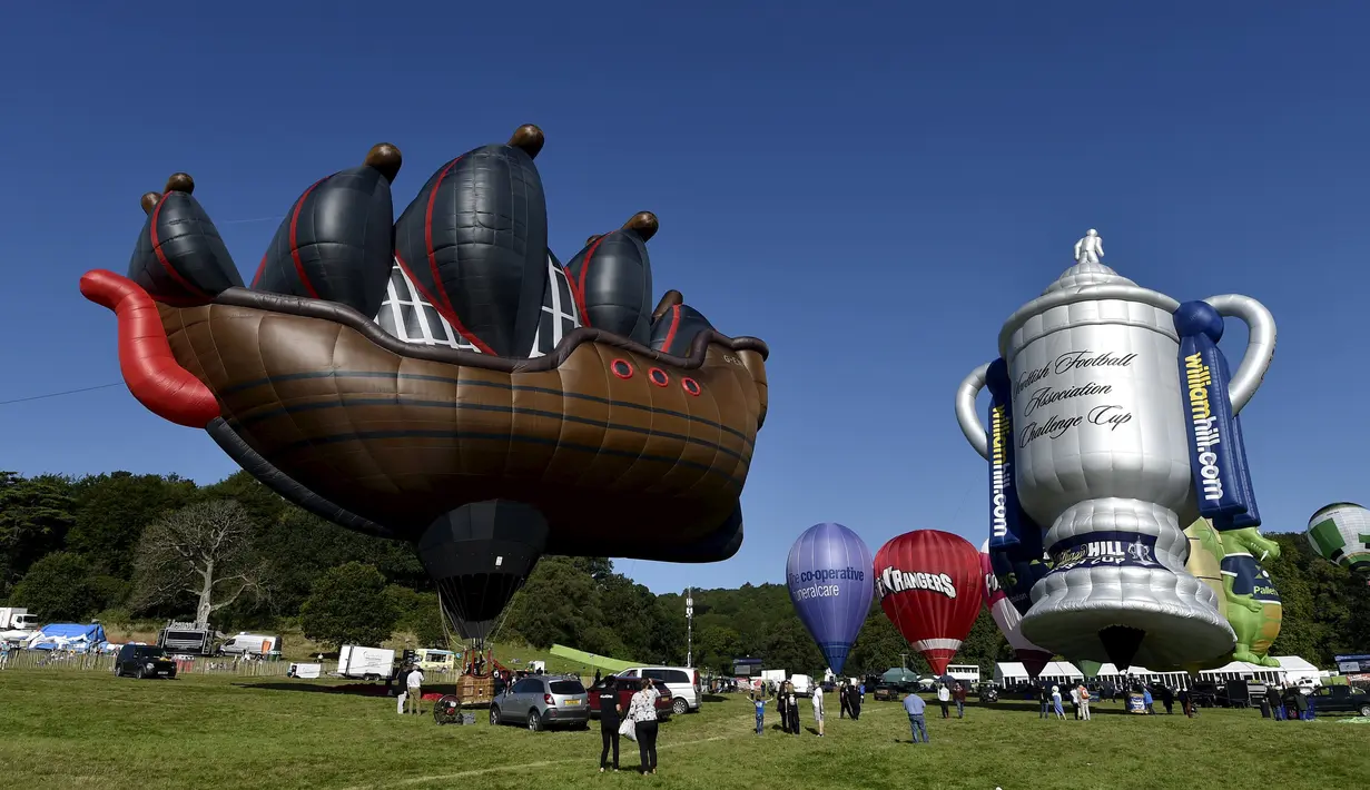 Sebuah balon udara 'The Ship' (kiri) saat mengikuti Bristol International Balloon Fiesta ke 37  di Inggris, Jumat (7/8/2015). Festival balon terbesar di eropa ini berlangsung selama empat hari.  (REUTERS/Toby Melville)