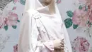 Tidak hanya lepas jilbab, godaan lainnya bagi Risty adalah ketika ia harus beradegan dengan lawan jenis yang bukan muhrimnya dan berpegangan tangan. (Galih W. Satria/Bintang.com)