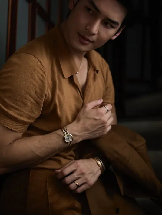 Lengkap dengan gelang Possession G36P3A00, yang dihiasi 24 berlian (sekitar 0.43 karat) dan satu berlian tambahan 0.09 karat, serta cincin G34P9K00 dengan 8 berlian (sekitar 0.15 karat), total berlian yang dikenakan Apo dalam satu tampilan ini mencapai hampir 0.85 karat, sebuah kemewahan yang tetap terasa kalem dan elegan.