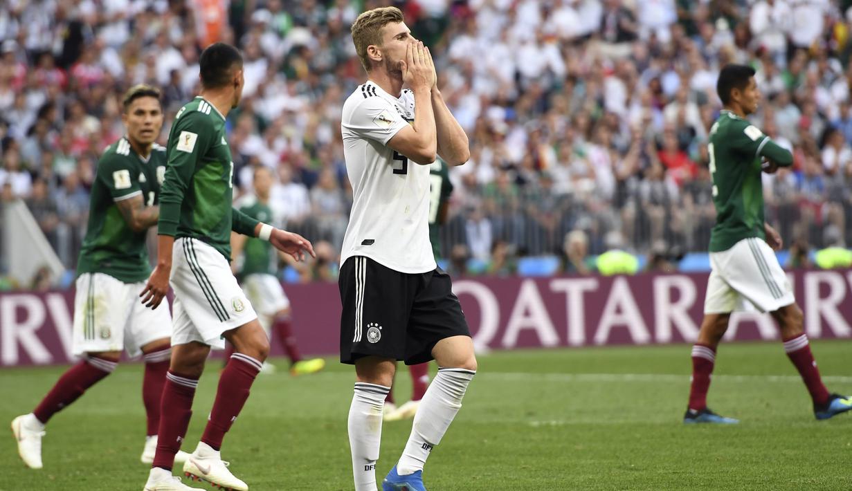 Striker Jerman, Timo Werner, tampak kecewa usai dikalahkan Meksiko pada laga Grup F Piala Dunia di Stadion Luzhniki, Moskow, Minggu (17/6/2018). Jerman kalah 0-1 dari Meksiko. (AFP/Patrik Stollarz)