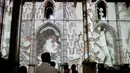 Orang-orang menikmati pertunjukan Lisbon Under Stars di Reruntuhan Gereja Carmo di Lisbon, Portugal (26/8/2020). Pertunjukan ini akan berlangsung hingga 31 Oktober merupakan pertunjukan multidisiplin yang bertujuan untuk meningkatkan budaya dan warisan Lisbon. (Xinhua/Pedro Fiuza)