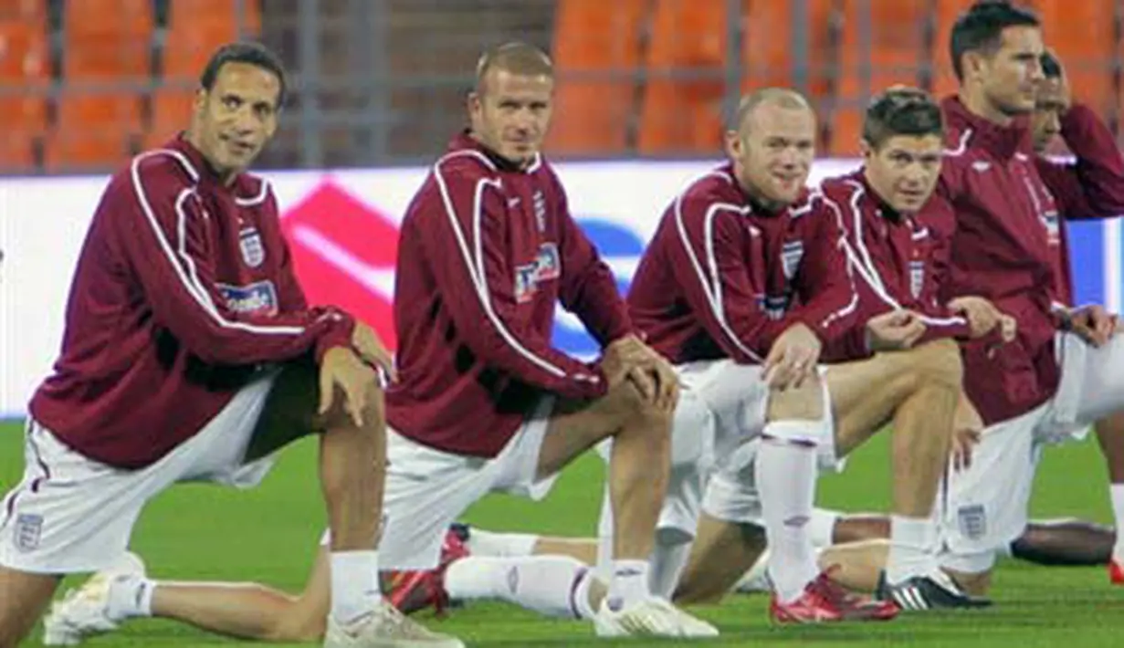 Rio Ferdinand, David Beckham, Wayne Rooney and Frank Lempard have a training session, in Minsk on October 14, 2008, on the eve of their match vs Belarus as part of a 2010 FIFA World Cup qualifier Group 6. AFP PHOTO/VIKTOR DRACHEV