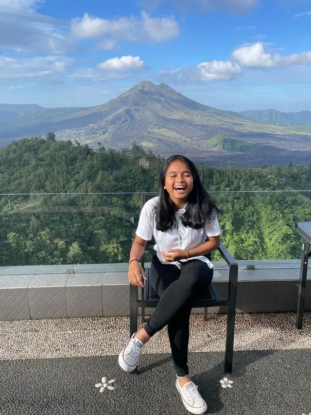 6 Potret Ade Mustika di Luar Lapangan, Kapten Timnas Putri Indonesia