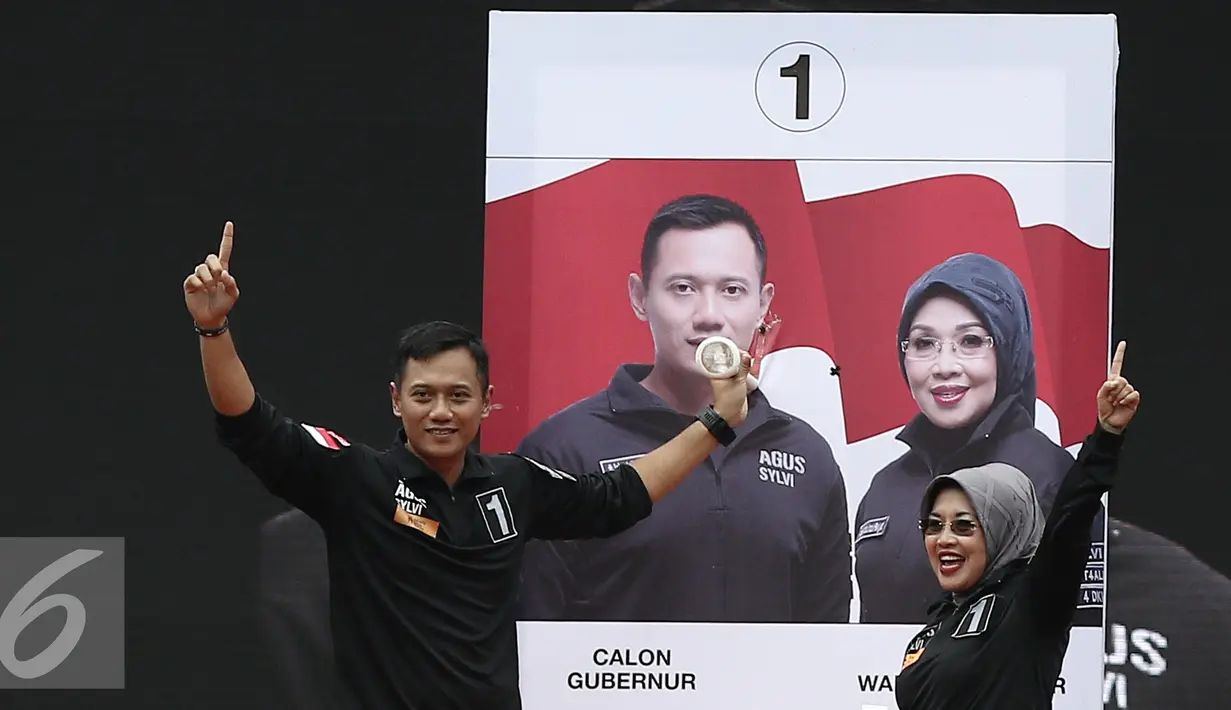 Agus Yudhoyono mencoblos poster Pilkadanya saat Kampanye Akbar Satukan Jakarta di kawasan Kuningan, Jakarta, Sabtu (11/02). Dalam kampanye tersebut juga dilakukan peragaan tata cara pencoblosan oleh Agus dan Sylvi. (Liputan6.com/Herman Zakharia)