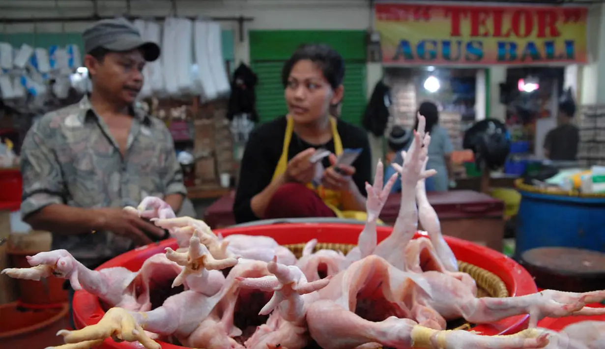 Salah satu pedagang ayam di Pasar Minggu , mengatakan harga ayam per ekor kini mencapai Rp 30-35 ribu, Jakarta, Kamis (24/7/2014) (Liputan6.com/ Miftahul Hayat)