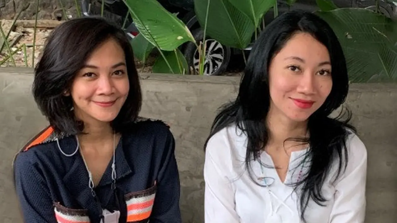 Mia Andriati dan partnernya Adelia Rosie dalam membuat Loco Croffle