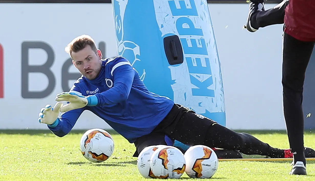 Kiper Club Brugge, Simon Mignolet berusaha menangkap bola selama sesi latihan tim di Brugge, Rabu (19/2/2020).  Club Brugge akan bertanding melawan wakil Inggris, Manchester United pada leg pertama babak 32 besar Liga Europa di Jan Breydel Stadion. (AFP Photo/Belga/Bruno Fahy)