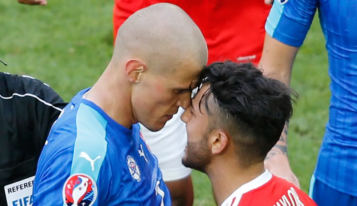  Pemain Slovakia Martin Skrtel (kiri) bersitegang dengan pemain Wales Neil Taylor saat laga Euro 2016, Prancis (11/6). Wales keluar sebagai pemenang usai mengakhiri laga dengan skor 2-1. (Reuters/ Regis Duvignau)