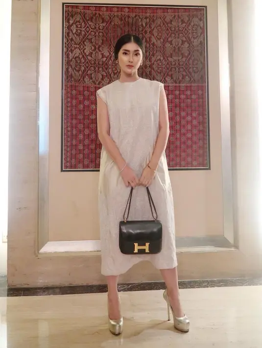 Pesinetron yang kerap berperan antagonis ini pun pandai memaduka padankan penampilannya. Kali ini Eva Anindita tampak mengenakan dress putih yang dipadukan dengan high heels berwarna silver dan tas hitam.(Liputan6.com/IG/@eva_anindita_zachrie)