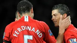Manchester United&#039;s Cristiano Ronaldo celebrates with Rio Ferdinand after scoring the opening goal during English Premiership match against Everton at Old Trafford, on January 31, 2009. AFP PHOTO/ANDREW YATES