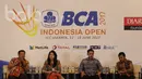 Para pembicara foto bareng usai jumpa pers BCA Indonesia Open 2017 yang didukung oleh Bakti Olahraga Djarum Foundation di Hotel Kempinski, Jakarta, Senin (22/5/2017). (Bola.com/Vitalis Yogi Trisna)