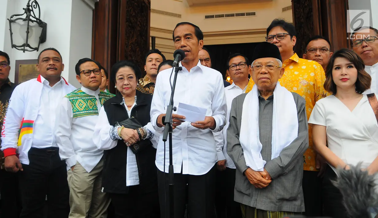 Calon Presiden dan Wakil Presiden nomor urut 01 Joko Widodo-Ma'ruf Amin didampingi sejumlah pimpinan partai politik pendukung memberikan keterangan pers usai menggelar pertemuan tertutup di Plataran Menteng, Jakarta, Kamis (18/4). (Liputan6.com/Angga Yuniar)
