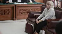 Terdakwa penyebaran berita bohong atau hoaks Ratna Sarumpaet menjalani sidang lanjutan di PN Jakarta Selatan, Jakarta, Kamis (9/5/2019). Ratna Sarumpaet menghadirkan dua saksi ahli dan seorang psikiater. (Liputan6.com/Faizal Fanani)