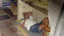 Seorang tahanan beristirahat menggunakan kasur lama di penjara Instituto Penal Placido de Sa Carvalho, Rio de Janeiro, Brasil, (18/1/2016). Dalam satu sel puluhan tahanan berkumpul dengan kondisi yang menyedihkan. (AP Photo)