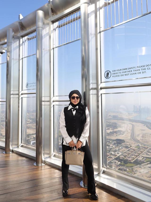 7 Potret Liburan Sarita Abdul Mukti dan Shania Salsabila di Dubai, Modis Banget