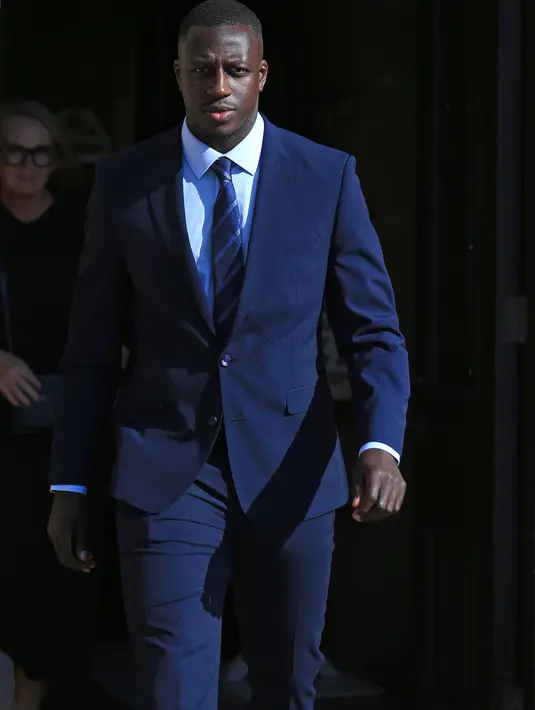 Bek Manchester City asal Prancis, Benjamin Mendy meninggalkan Pengadilan Chester Crown usai menjalani atas dugaan pemerkosaan dan penyerangan terhadap tujuh wanita di Inggris (10/8/2022). Mendy (28) yang menghadapi delapan dakwaan pemerkosaan, satu dakwaan penyerangan seksual dan satu dakwaan percobaan pemerkosaan, terkait dengan tujuh wanita muda, dapat melihat karir bermainnya berakhir di penjara jika terbukti bersalah. (AFP/Lindsey Parnaby)