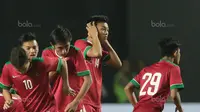 Pemain Timnas Indonesia U-19, Feby Eka Putra (2kanan) saat uji coba melawan Espanyol B pada laga persahabatan di Stadion GBLA, Bandung, (15/7/2017). Timnas U-19 kalah 2-4. (Bola.com/Nicklas Hanoatubun)