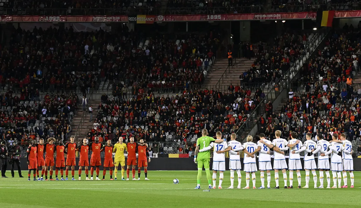 Setelah mengetahui kejadian tersebut, para pemain Timnas Swedia meminta ke ofisial tim dan pertandingan untuk tak melanjutkan pertandingan yang juga disetujui oleh para pemain Belgia. (AFP/John Thys)