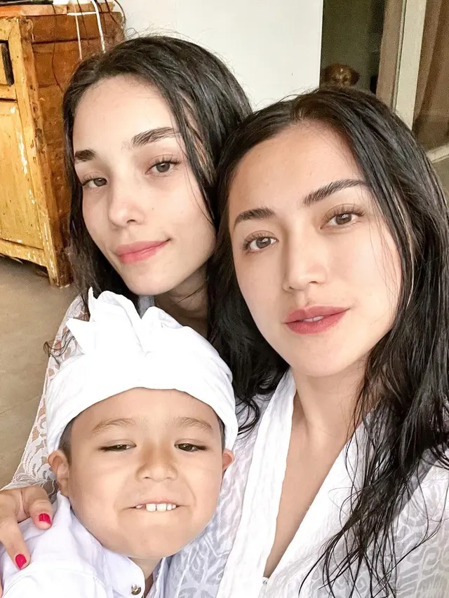 6 Momen Jessica Iskandar dan Keluarga Jalani Melukat, Hargai Budaya Setempat