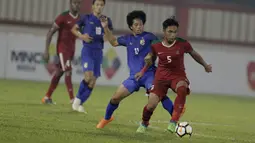Bek Indonesia, Bagas Adi Nugroho, berebut bola dengan pemain Thailand, Tanasith Sripala, pada laga persahabatan di Stadion PTIK, Jakarta, Kamis, (31/5/2018). Indonesia takluk 1-2 dari Thailand. (Bola.com/M Iqbal Ichsan)