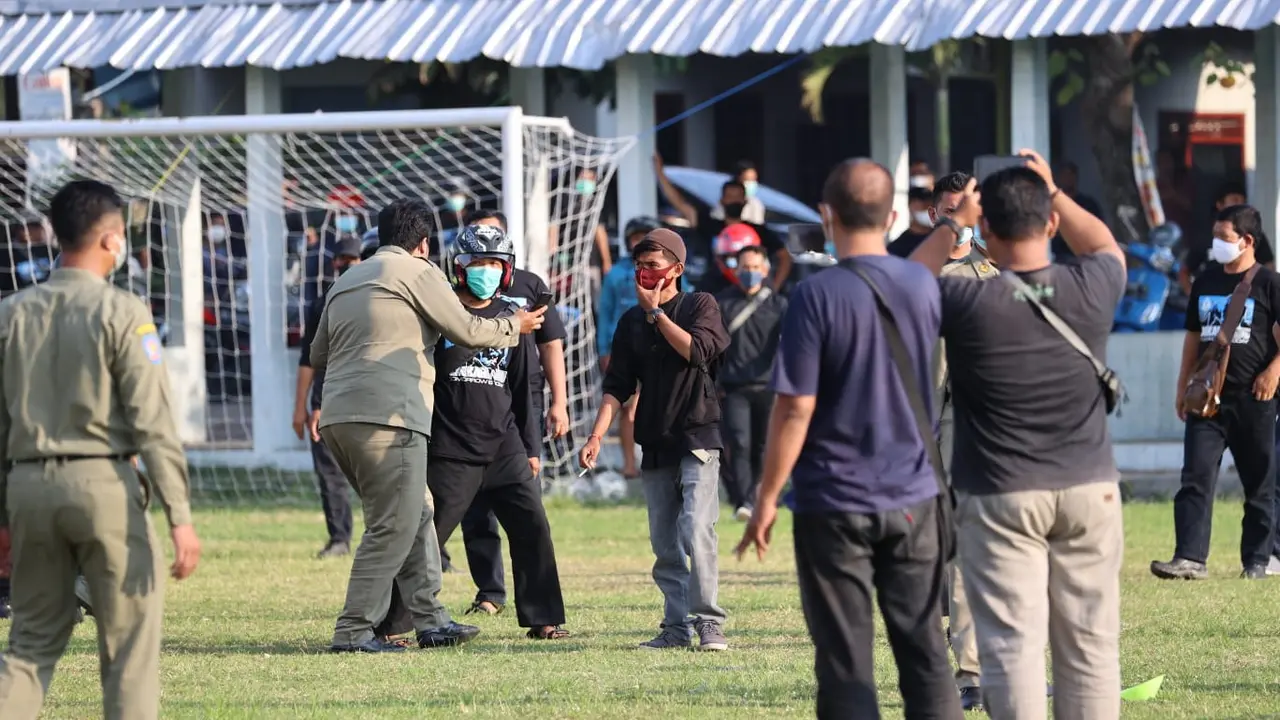 Aksi teror dan intimidasi yang dilakukan oleh sekelompok oknum suporter Karanganyar terhadap skuad PSG Pati